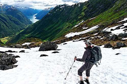 Bild mit Conny und Blick auf den Fjærlandsfjord in Norwegen