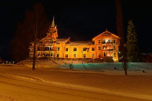 Ein wunderschönes Foto des Holmenkollen Hotels in Oslo/ Norwegen.