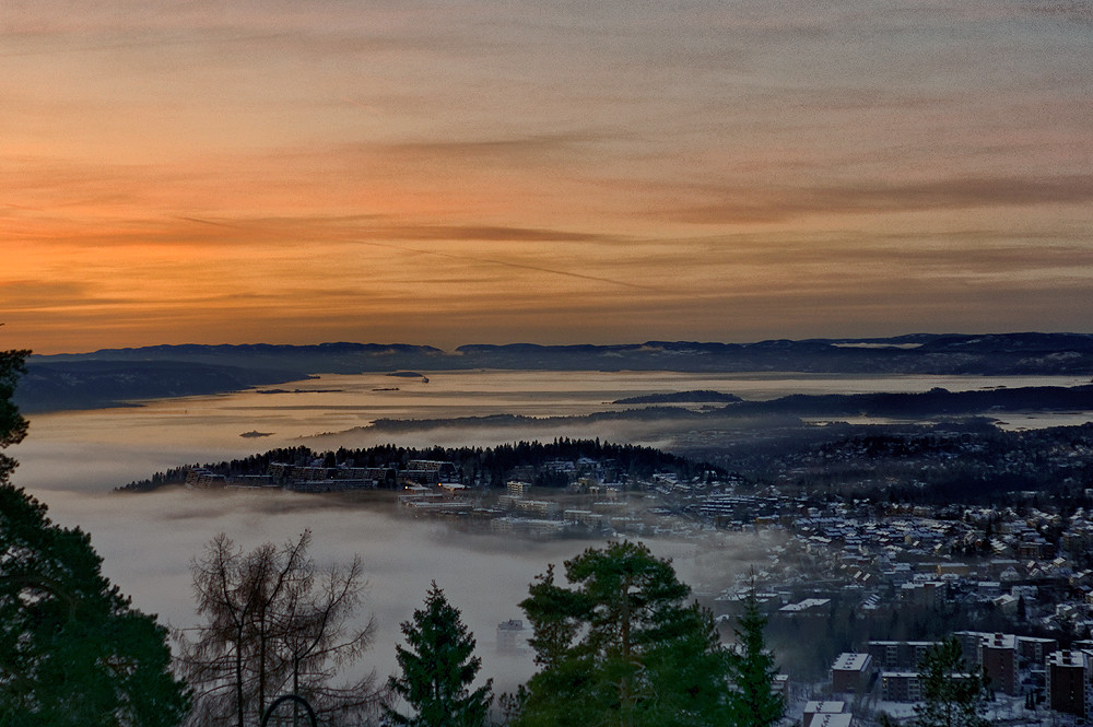 Die Hauptstadt von Norwegen liegt so früh am Morgen noch im Nebel.