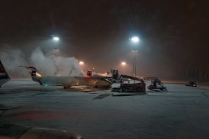 Am Flughafen Oslo werden gerade die Flugzeuge enteist.