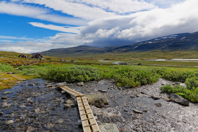 Bild mit Blick auf eine Bohle die uns das Überqueren eines Flusses ohne nasse Füsse ermöglicht im Jotunheimen, Norwegen