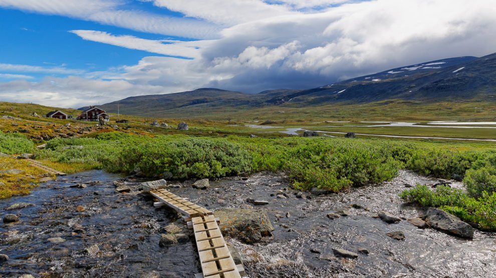 Bild mit Blick auf eine Bohle die uns das Überqueren eines Flusses ohne nasse Füsse ermöglicht im Jotunheimen, Norwegen
