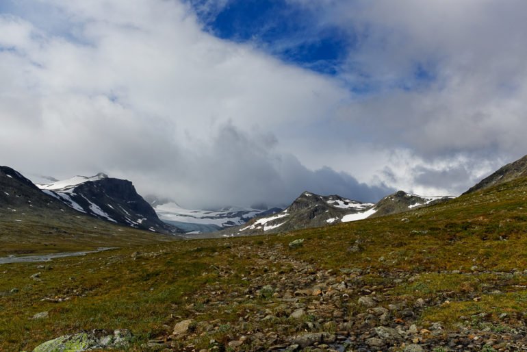 Bild mit einer Wolkenfront, Steinen und sonst nichts. Das ist das Jotunheimen in Norwegen