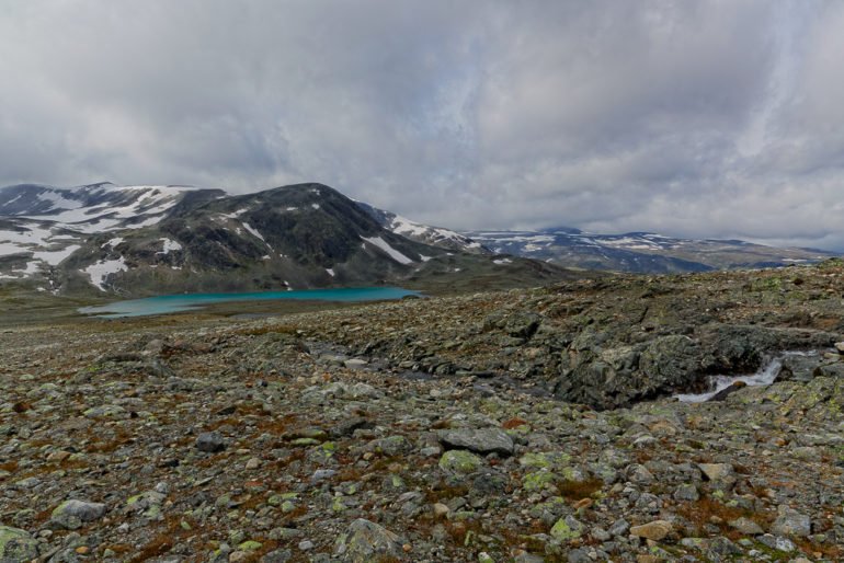 Bild mit einem Gletschersee, natürlich gesehen im Jotunheimen, Norway