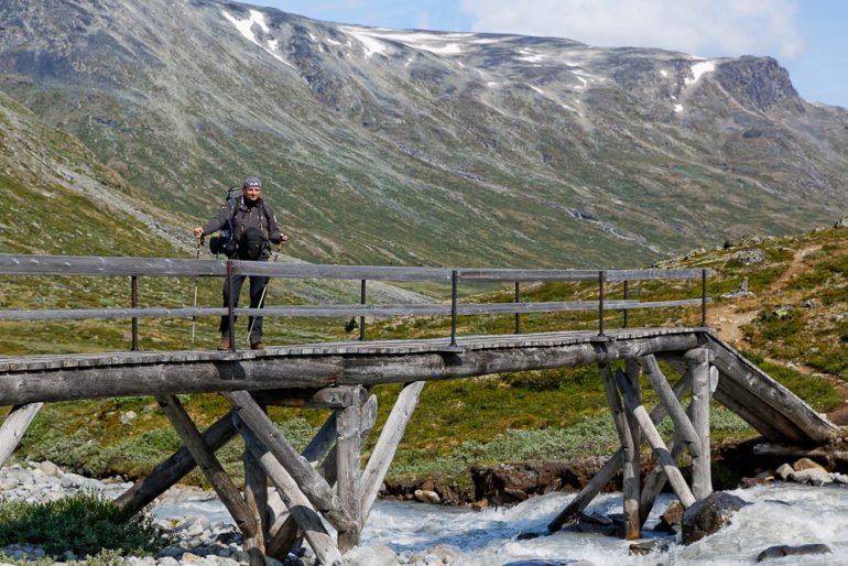 Bild mit Sirko auf einer Brücke im Jotunheimen . Der Weg führt zur Leirvassbu durch das Jotunheimen in Norwegen