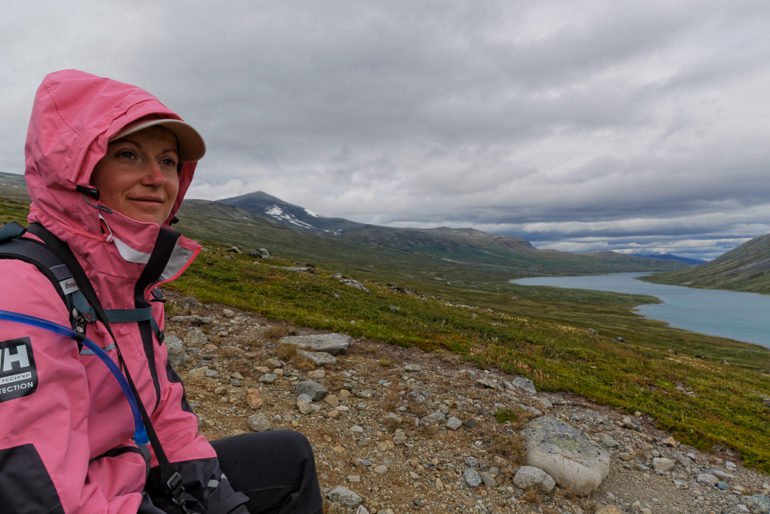 Bild von Conny, die im Jotunheimen am See Russvatnet in Norwegen, sitzt.