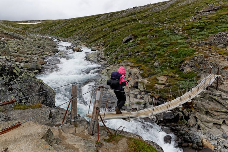 Bild von Conny auf einer Hängebrücke im Jotunheimen in Norwegen