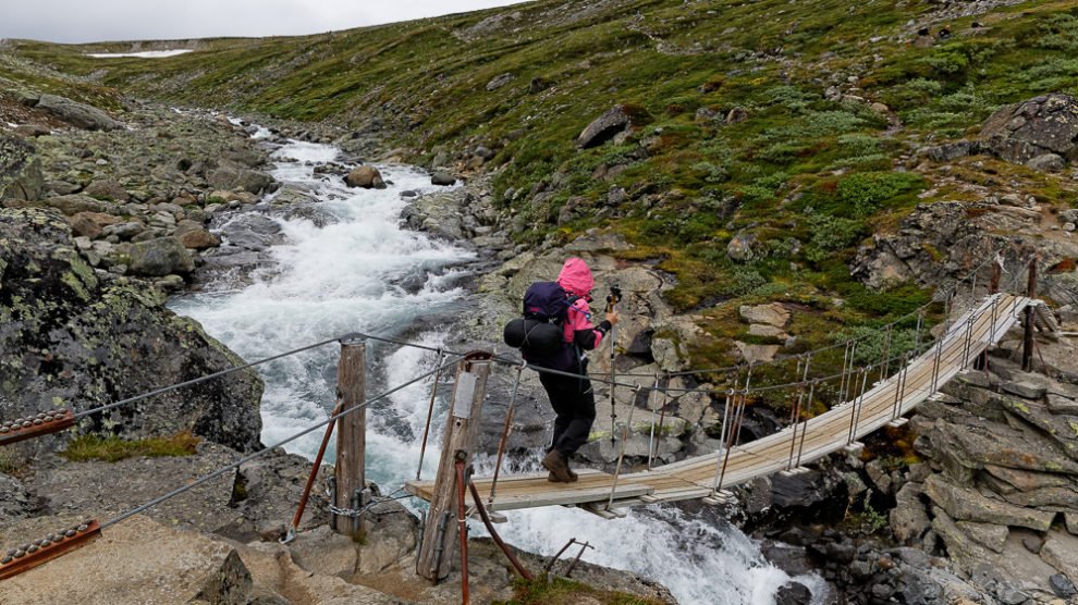 Bild von Conny auf einer Hängebrücke im Jotunheimen in Norwegen