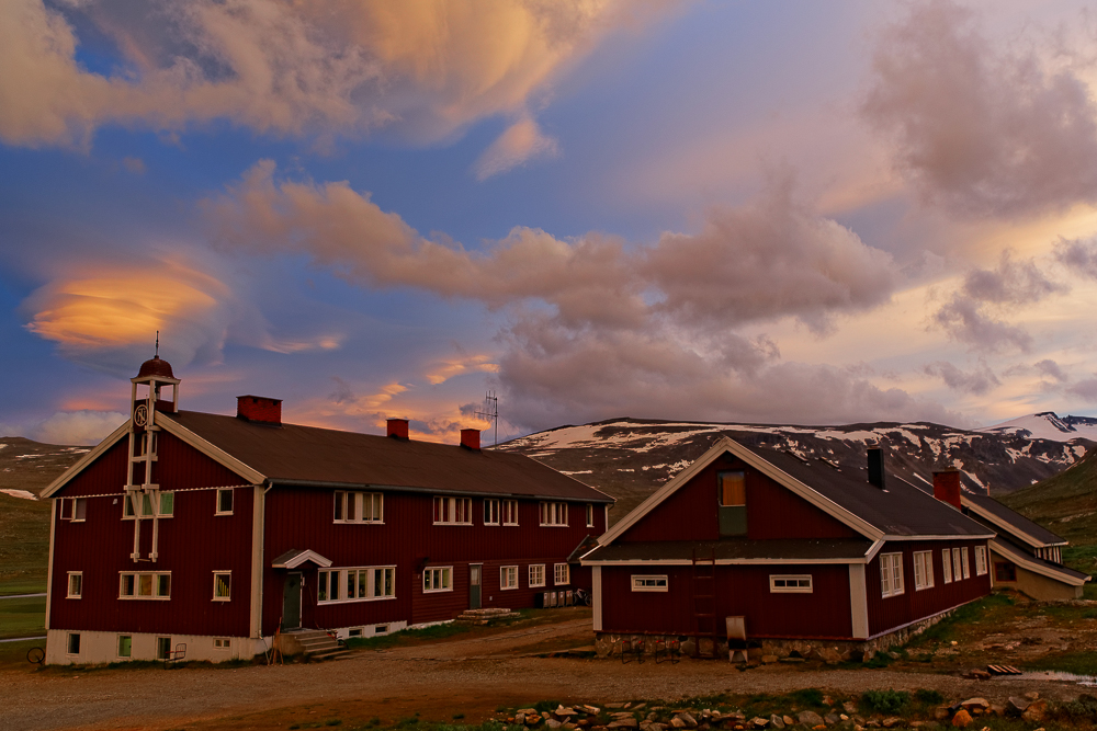 Bild von Glitterheim im wunderschönen Licht. 137 Schlafplätze hat diese bewirtschaftete Hütte im Jotunheimen, Norwegen zu bieten.