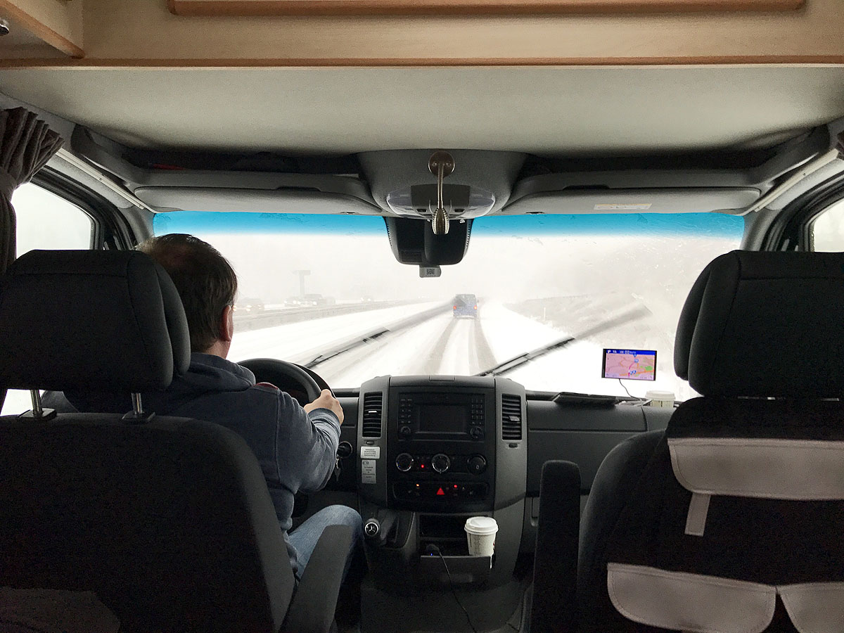 Bild aus unserem Kastenwagen im Winter mit dem Blick auf verschneite Autobahnen.