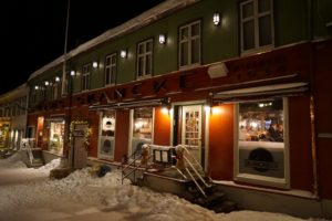 Die Fortsetzung: Weihnachtsmarkt in der norwegischen UNESCO Stadt Røros (Teil 2/2) Die Fortsetzung: Weihnachtsmarkt in der norwegischen UNESCO Stadt Røros (Teil 2/2) - Winter, UNESCO, Trøndelag, Sør-Trøndelag, Schnee, Röros, Reise, Nationalpark, Julemarked, Jul, Femundsmarka, Femunden - norwegen-reisetipps -