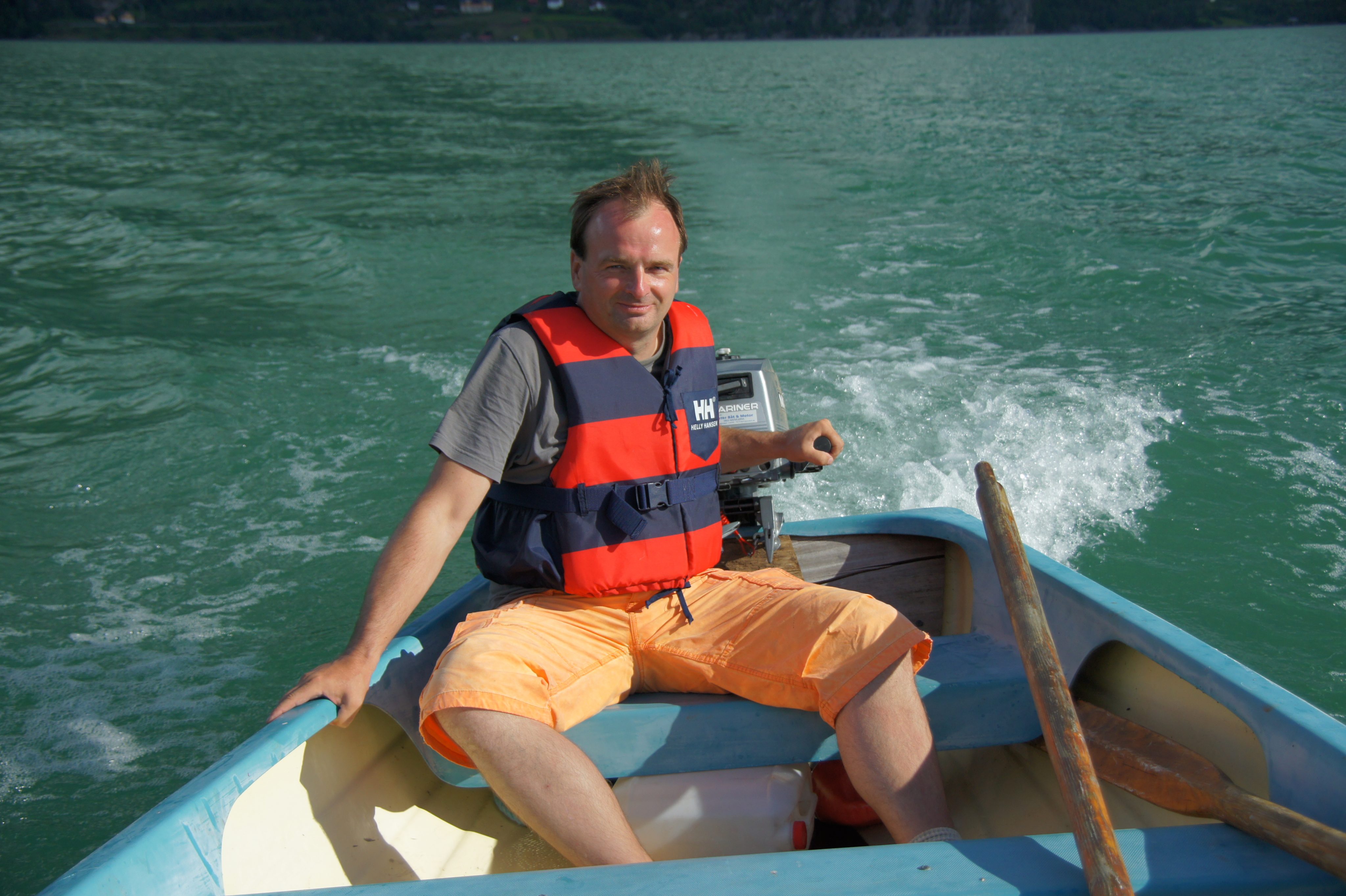 Sirko mit dem Motorboot auf dem Sognefjord in Norwegen