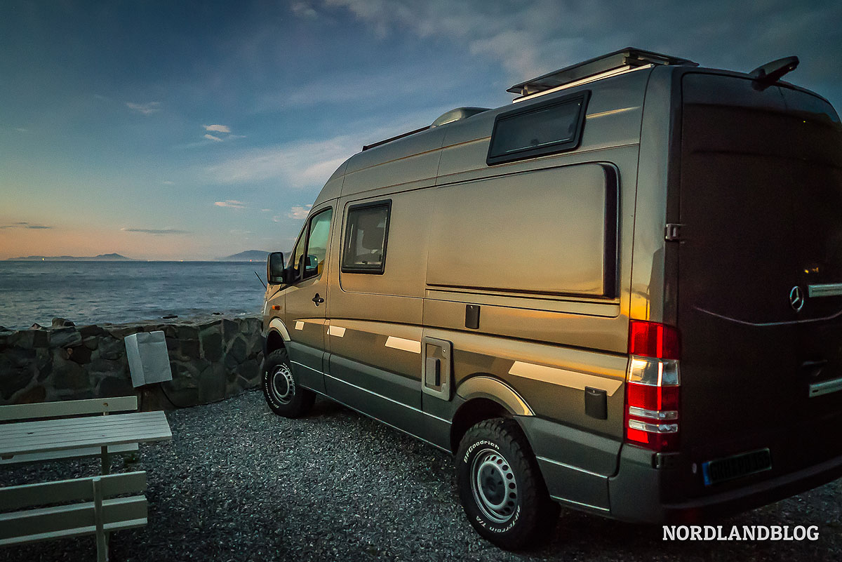 Illustration von unserem CS Reisemobile "Independent" auf der Insel Runde (Norwegen) am Meer