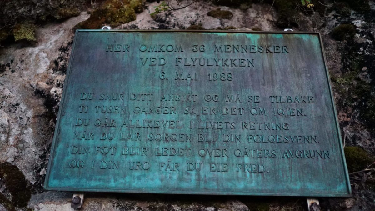 Bild der Gedenktafel an der Absturzstelle vom Torghatten