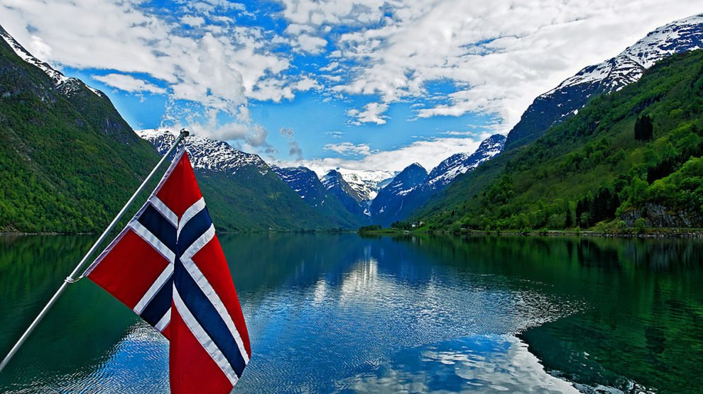 Bild vom Oldevatnet im Oldendal (Norwegen) als Titelbild zum Buchtipp "Erlernen der Norwegischen Sprache".