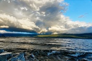 Bild vom See Mijøsa früh am Morgen - fantastische Wolkenformationen über den See hier in Norwegen