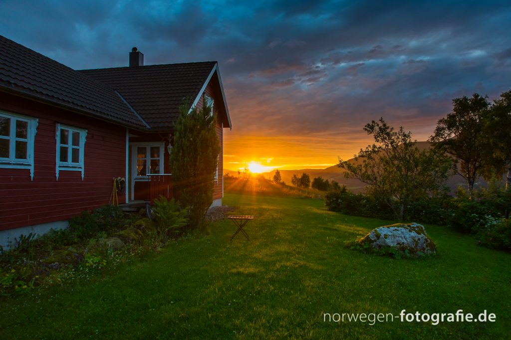 Bild vom Bauernhof Deringarden in Norwegen bei abendlicher Stimmung Bild vom Bauernhof Deringarden in Norwegen bei abendlicher Stimmung