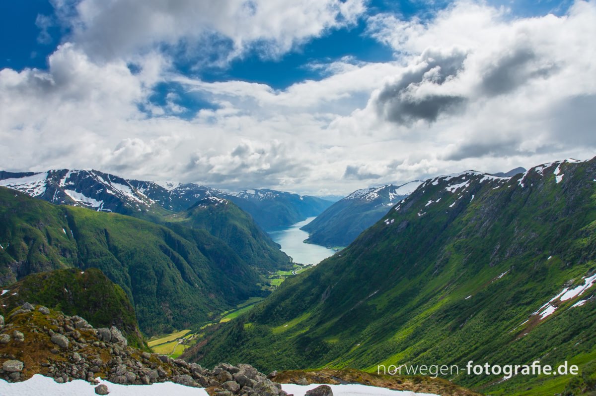 Blid mit Blick auf den Færlandfjord, aufgenommen von der Flatbrehytta in Norwegen