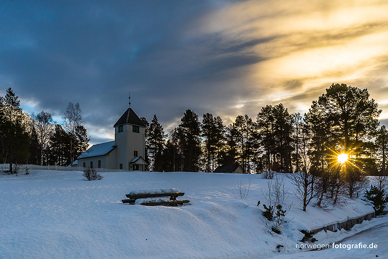 Dieses Bild zeigt die Kirche des kleinen Dorfes Elgå. Gelegen im norwegischen Nationalpark Femundsmarka