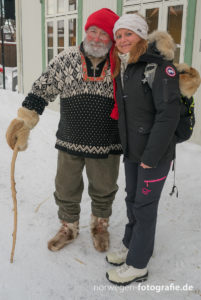 Ein Bild von unglaublichen Wert: Conny mit dem norwegischen Weihnachtsmann in der wunderschönen alten Stadt Røros. Diese gehört zum Unesc