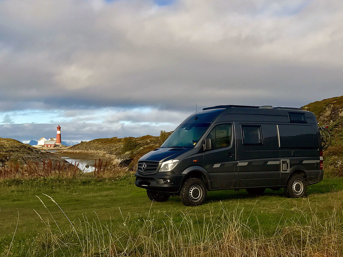 Stellplatz am Leuchtturm Tranøy Fyr im Norden von Norwegen