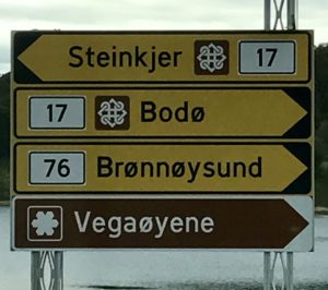 Bild von einem Straßenschild des Kystriksveien in Norwegen
