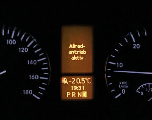 Mehr als zwanzig Minusgrade zeigt das Thermometer unseres Mercedes Sprinter Kastenwagens an. Mehr als zwanzig Minusgrade zeigt das Thermometer unseres Mercedes Sprinter Kastenwagens an.