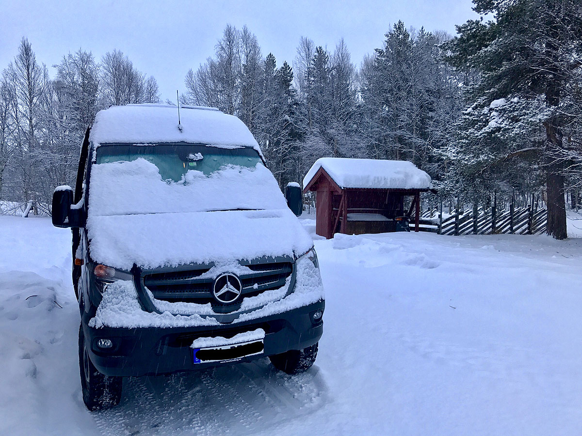 Unser Mercedes Sprinter 4x4 Kastenwagen im Winter im Schnee von Norwegen