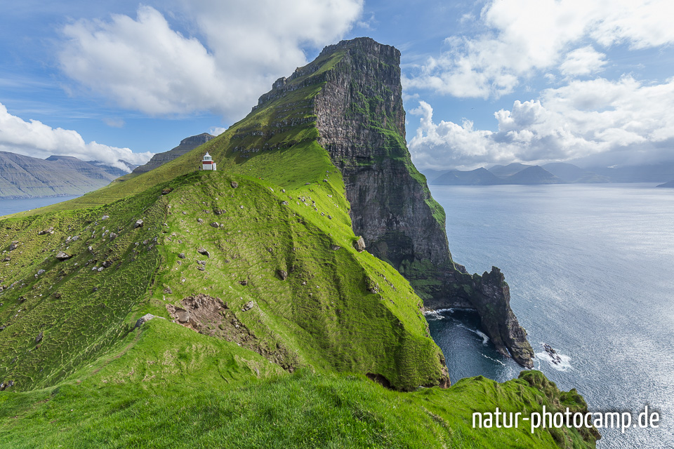 Eines der bekanntesten Motive auf den Färöer Inseln - die Flöteninsel mit dem Leuchtturm.