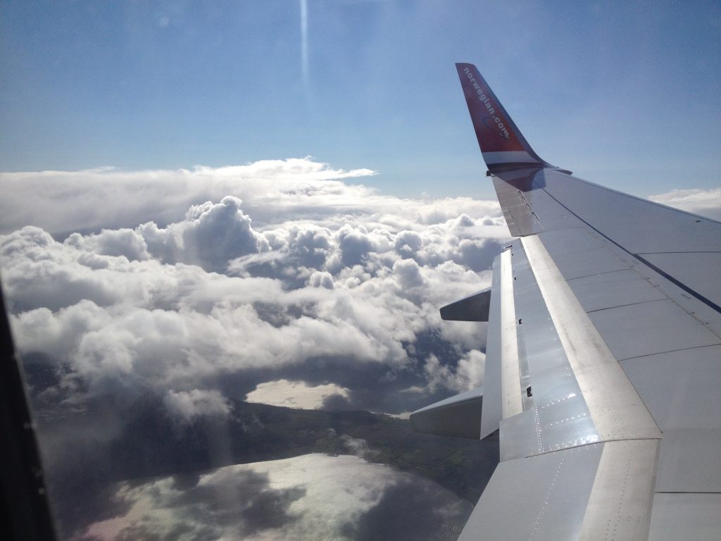Bild aus einem Flieger der Norwegian Airline im Landeanflug Bild aus einem Flieger der Norwegian Airline im Landeanflug