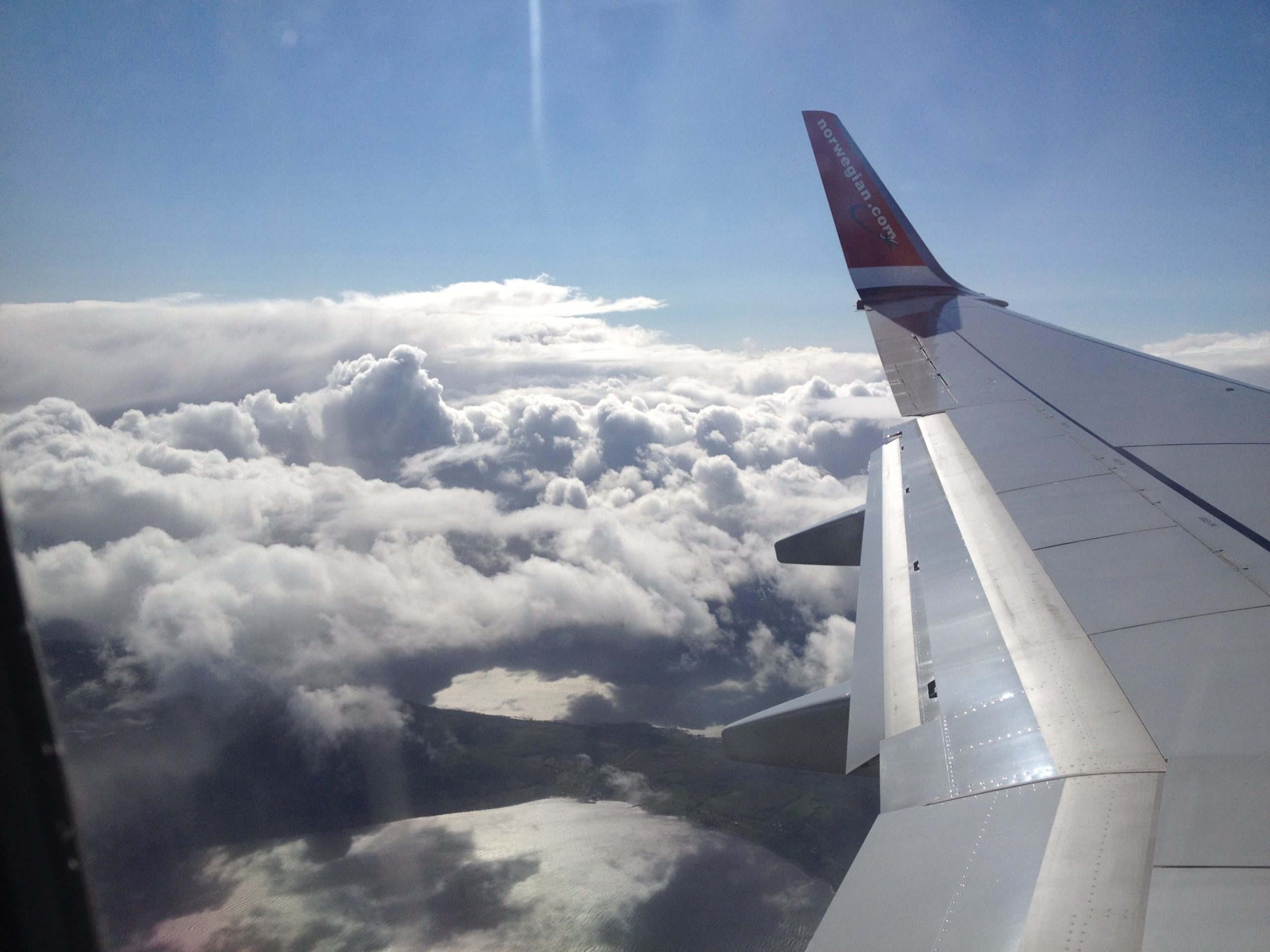 Bild aus einem Flieger der Norwegian Airline im Landeanflug 