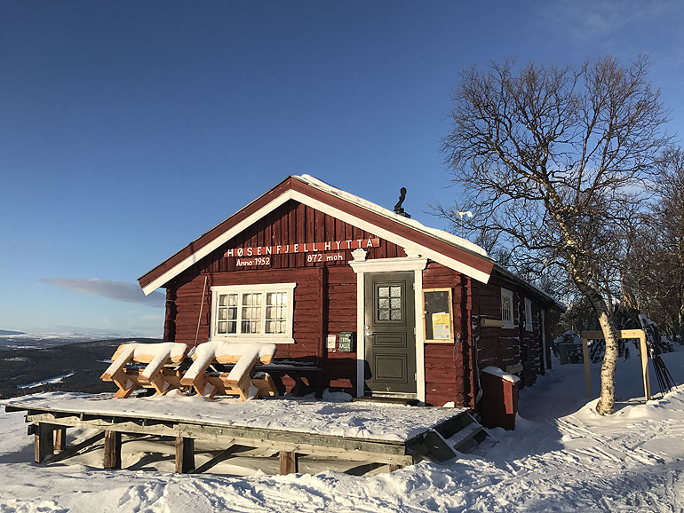 Høsenfjellhytta oberhalb der Kommune Os in der Hedmark. Høsenfjellhytta oberhalb der Kommune Os in der Hedmark.