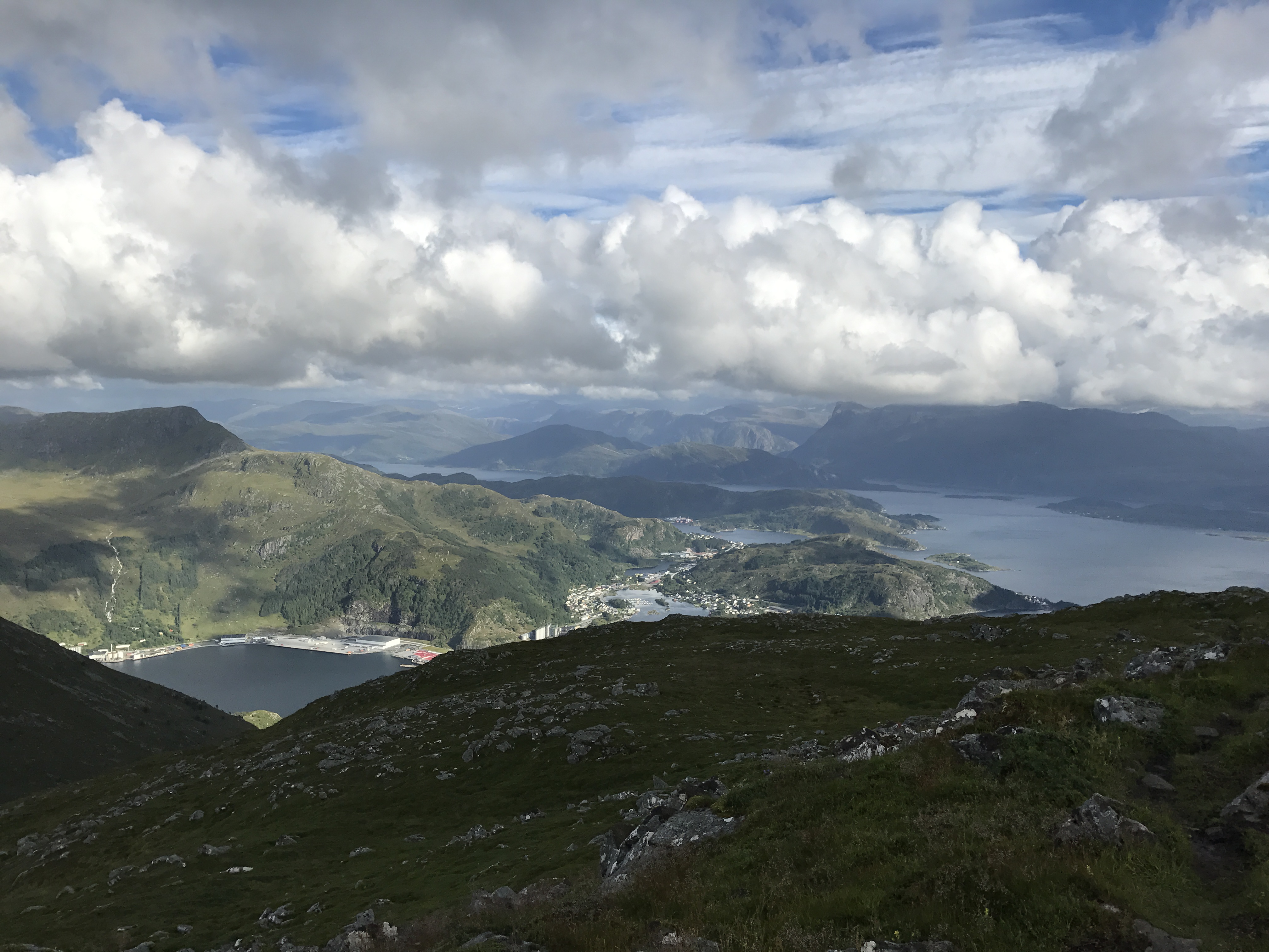 Bild mit einem Blick auf die Westküste in Norwegen Bild mit einem Blick auf die Westküste in Norwegen