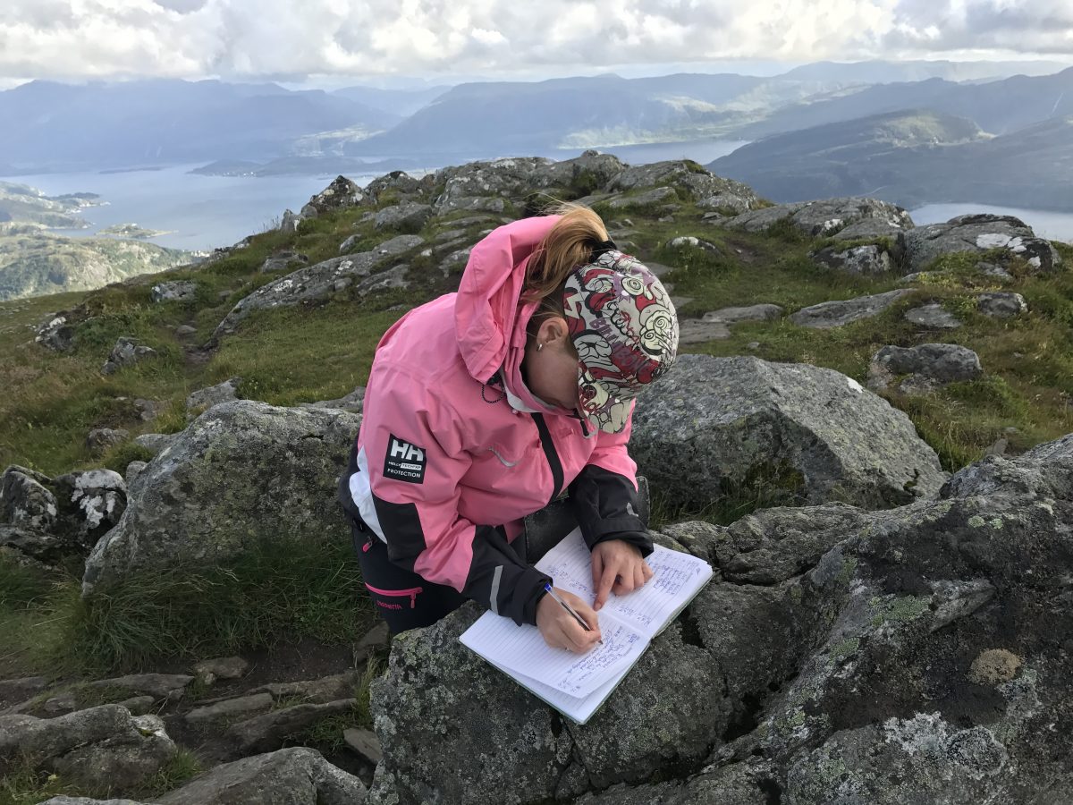 Conny schreibt in das Gipfelbuch des Veten (Norwegen)
