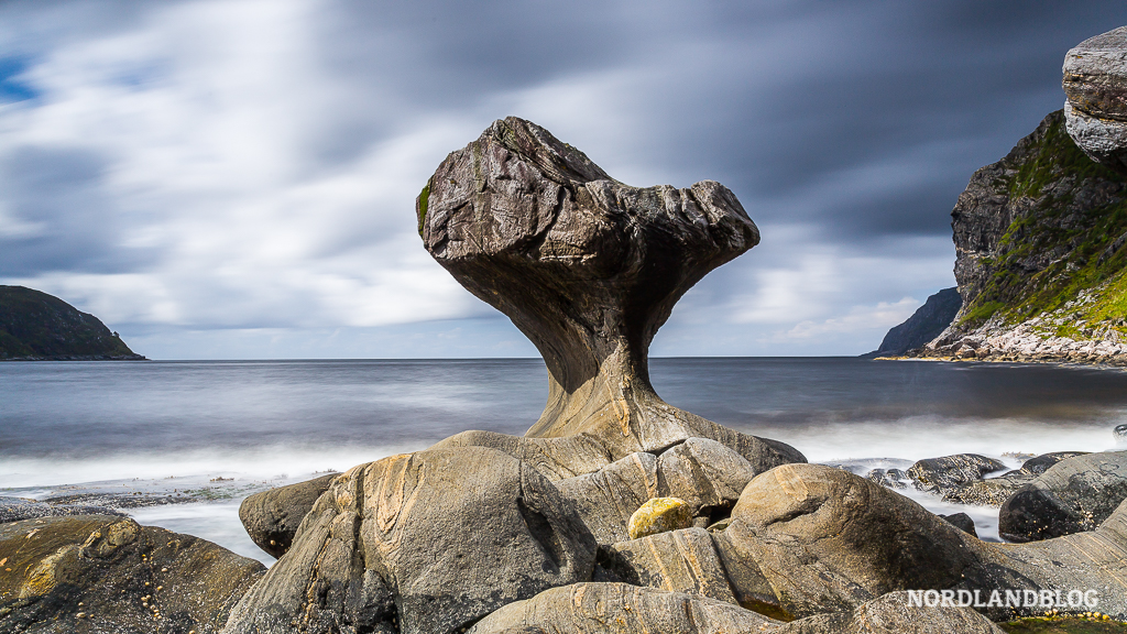 Bild vom Kannesteinen, einem berühmten Felsen in Norwegen Bild vom Kannesteinen, einem berühmten Felsen in Norwegen
