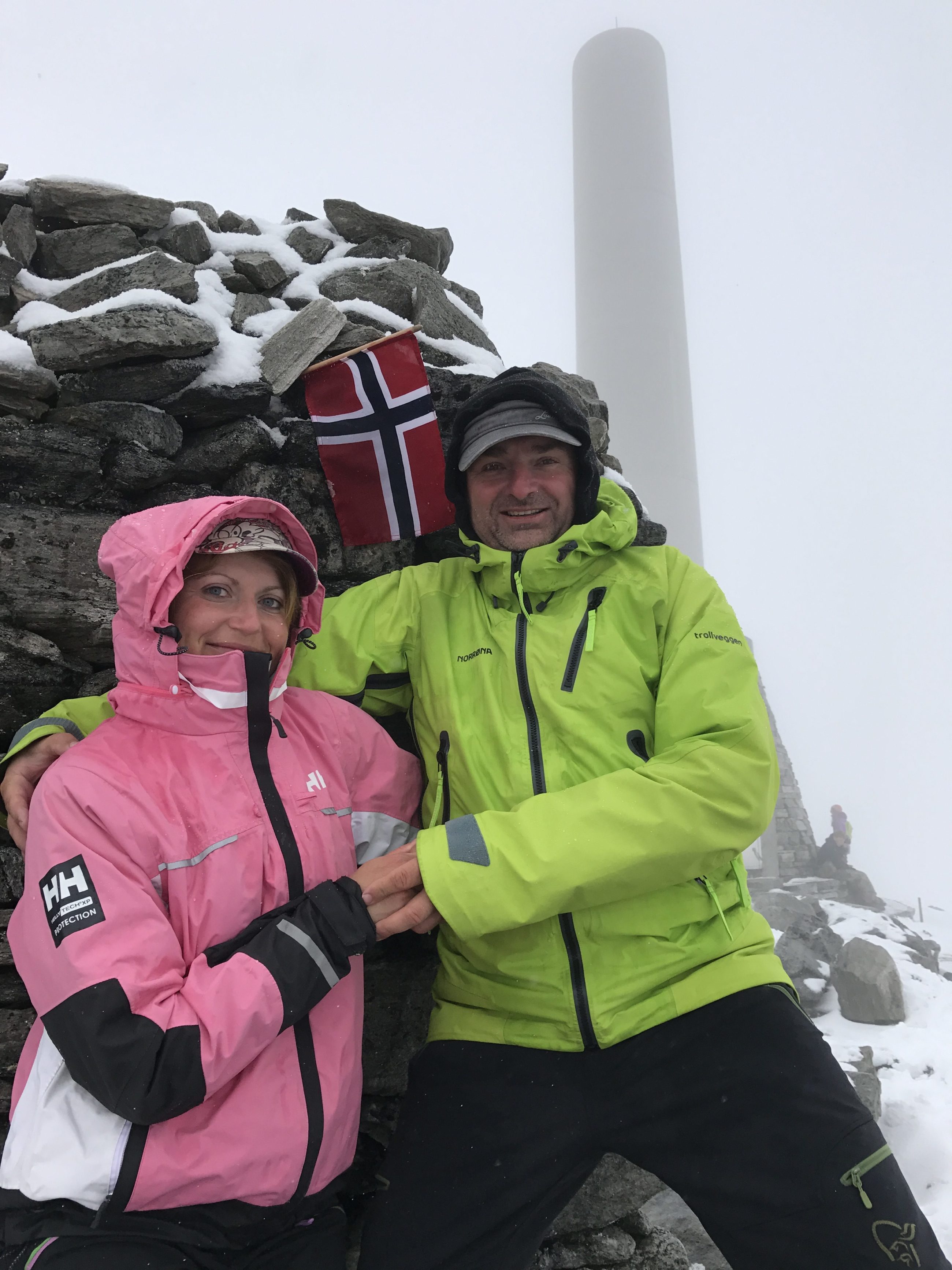 Gipfelbild vom Snøhetta mit Conny und Sirko vom Nordlandblog Gipfelbild vom Snøhetta mit Conny und Sirko vom Nordlandblog