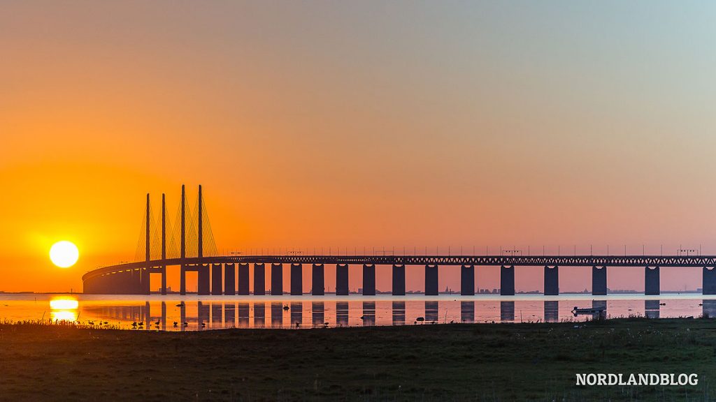 Die Öresundbrücke im Sonnenuntergang über Dänemark Die Öresundbrücke im Sonnenuntergang über Dänemark