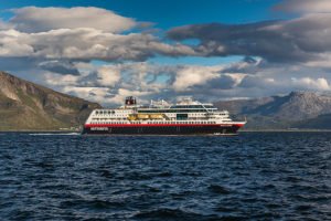 Foto von einem Schiff der Hurtigrute an der Helgelandskysten in Norwegen