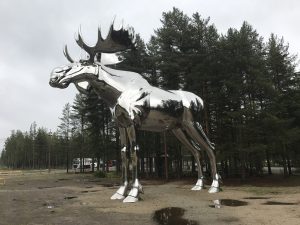 Bild eines Elchs aus Metall steht auf dem Rastplatz Bjøråa an der Europastraße 3. Bild eines Elchs aus Metall steht auf dem Rastplatz Bjøråa an der Europastraße 3.