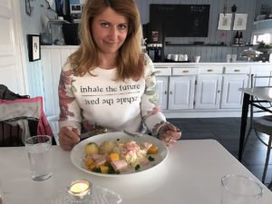 Bild von Conny beim Abendessen im Leuchtturm in Norwegen (Nordlandblog)