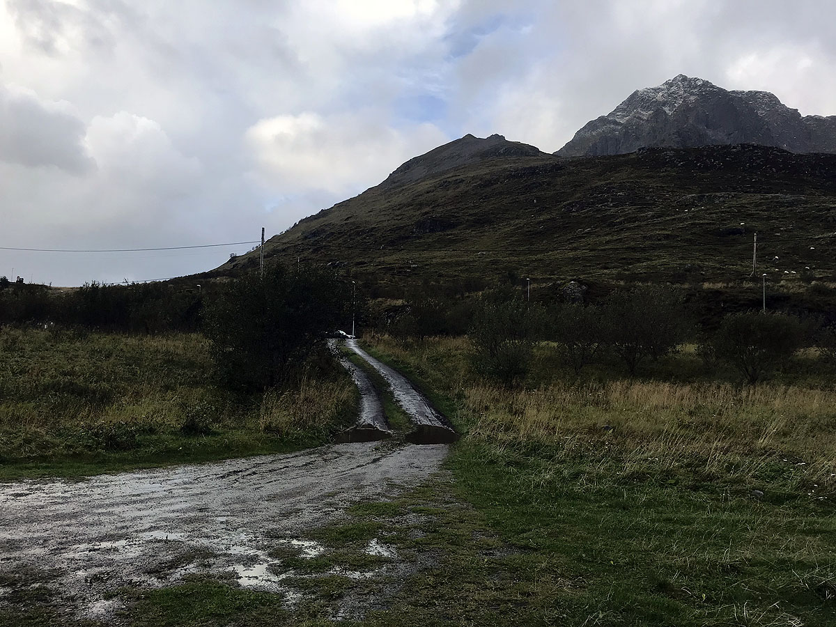 Stellplatz an der E10 auf den Lofoten in Norwegen