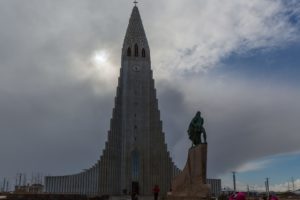 Bild von der Hallgrimskirkja in Island für den Blogpost Schüleraustausch