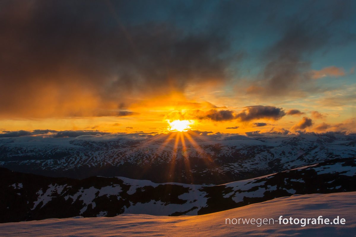 Atemberaubendes Bild eines Sonnenuntergang auf den legendären Gipfel des Fanaråken.