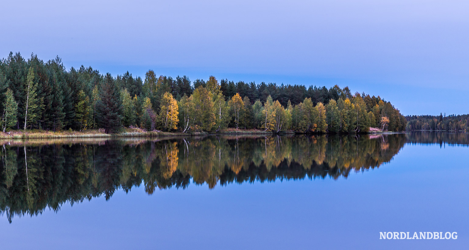 Herbst in Schweden an einem See - auf dem Weg nach Nordnorwegen