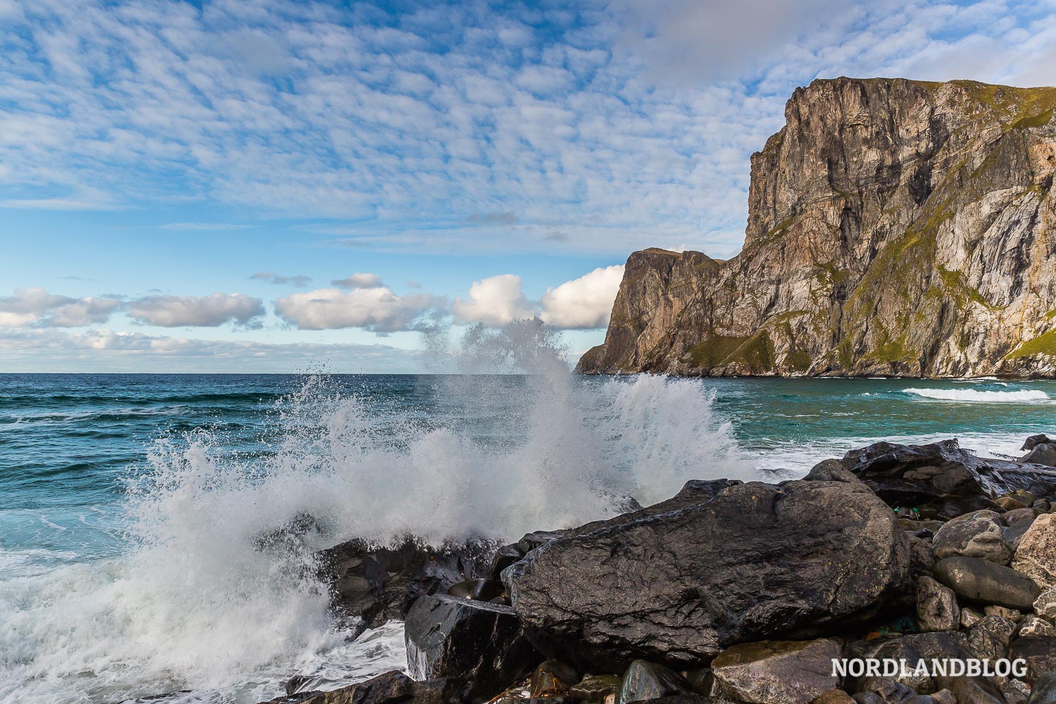 In der Bucht von Kvalvika auf den Lofoten (Norwegen).