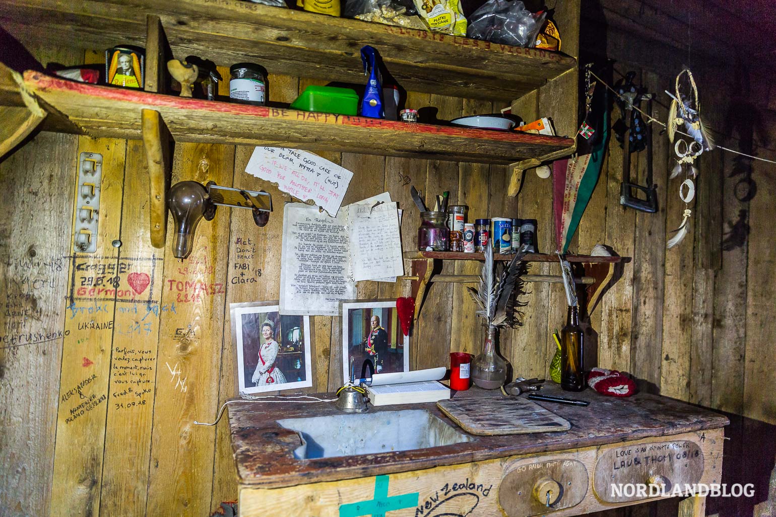 Hütte auf den Lofoten in der Bucht Kvalvika