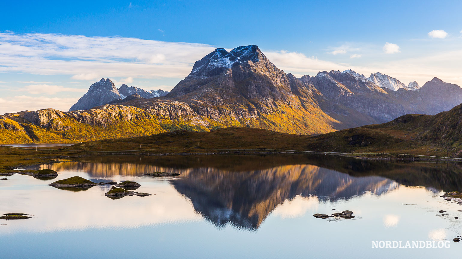 Spiegelungen in der klaren Herbstluft auf dem Torsfjorden bei Fredvang