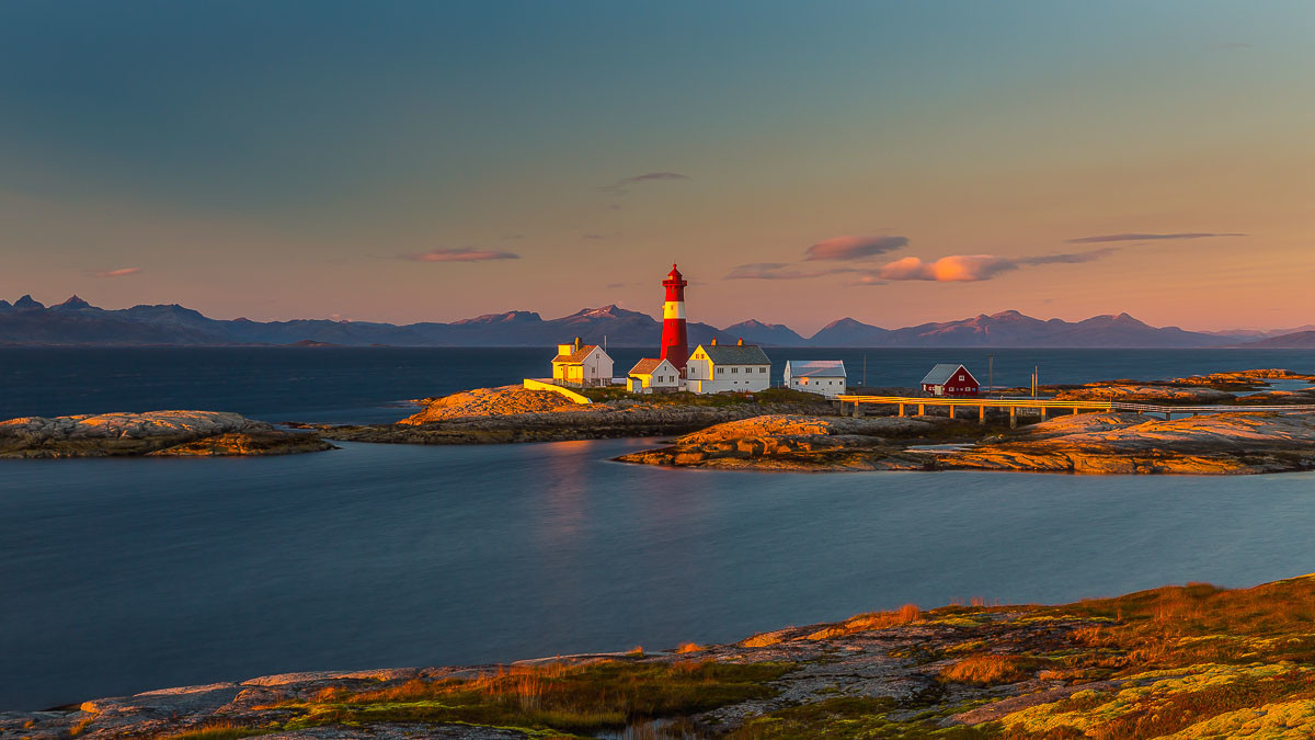 Bild vom Leuchtturm mit den Lofoten im Hintergrund