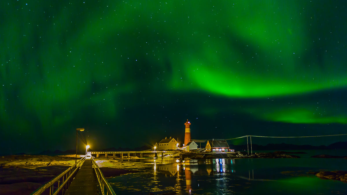 Der Leuchtturm Tranøy fyr unter dem Nordlicht / Polarlicht im Norden von Norwegen (Nordlandblog)