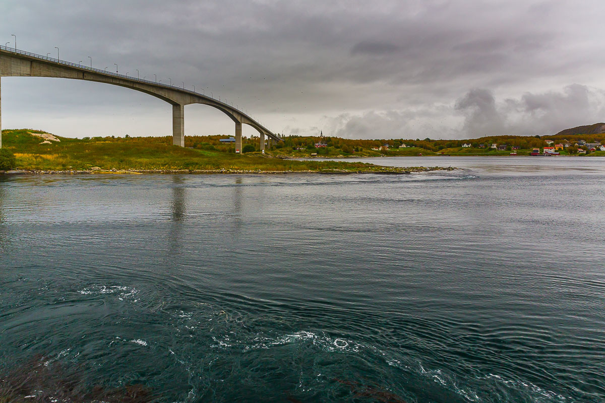 Die Brücke am Saltstraumen an der Helgelandsküste in Nordland (Norge / Norwegen) nachdem wir am Svartisen Gletscher waren